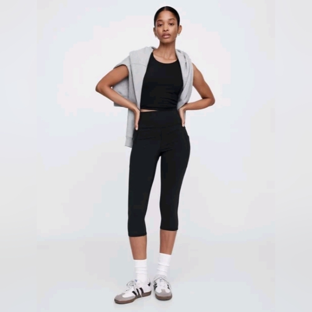 GapFit High Rise Studio Cropped Leggings Size S Black Pockets Stretch Yoga NWT